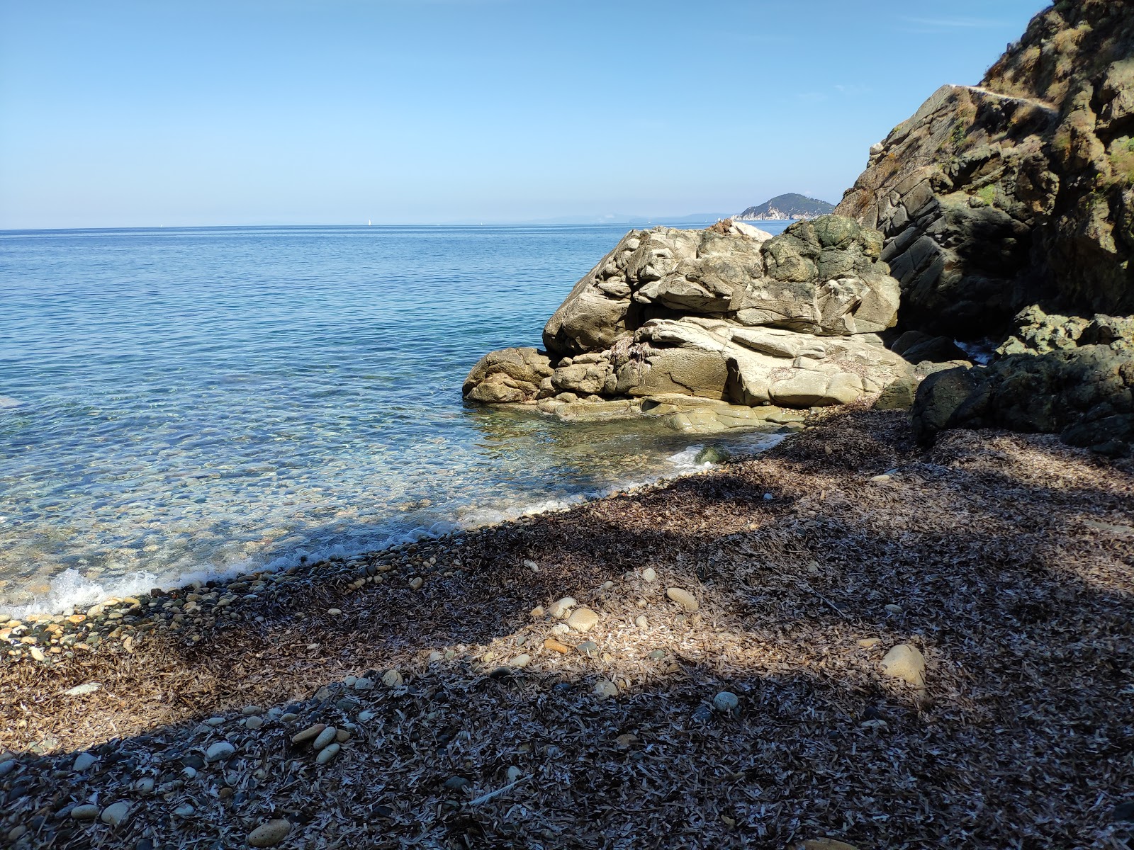 Fotografie cu Spiaggia di Remonto sprijinit de stânci