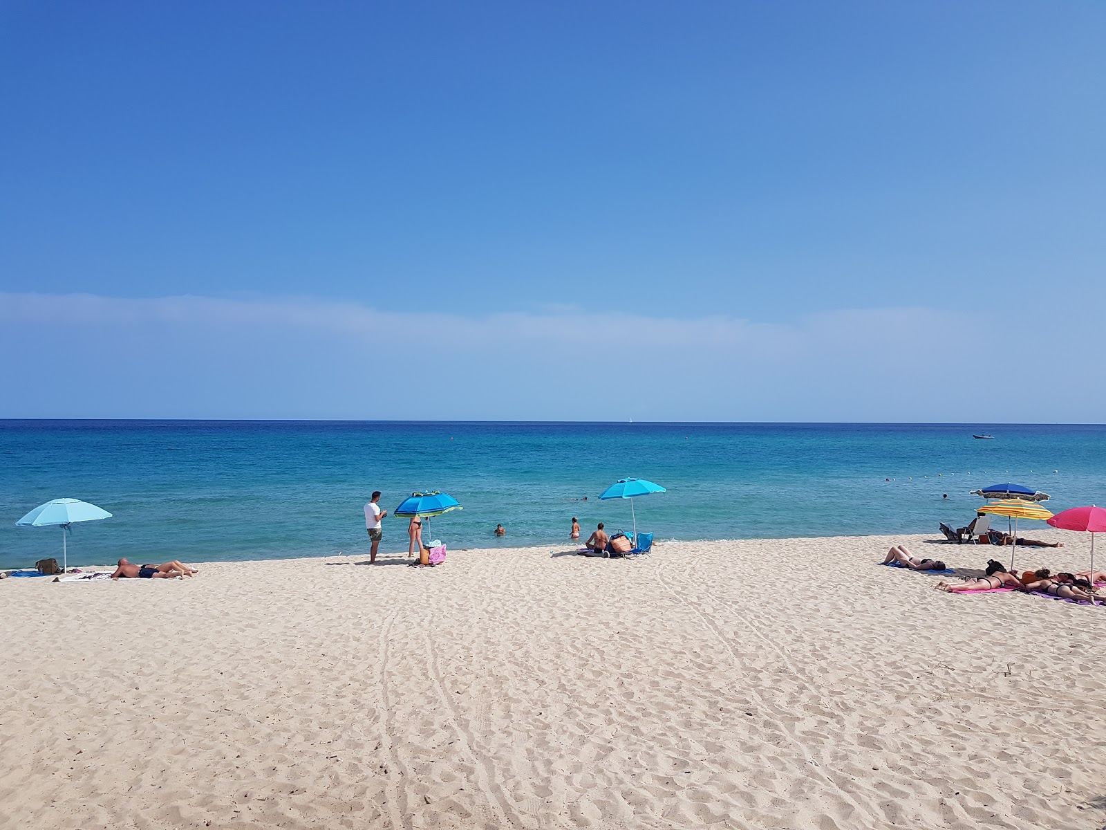 Spiaggia di Marina di San Pietro'in fotoğrafı uçurumlarla desteklenmiş