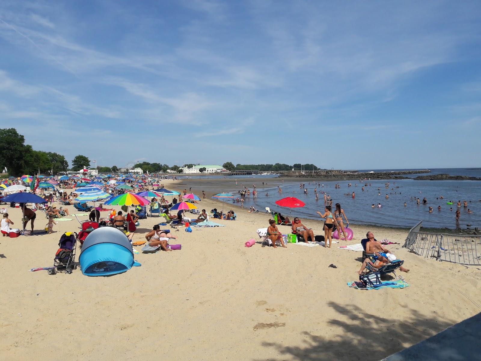 Foto de Rye Beach con agua azul superficie