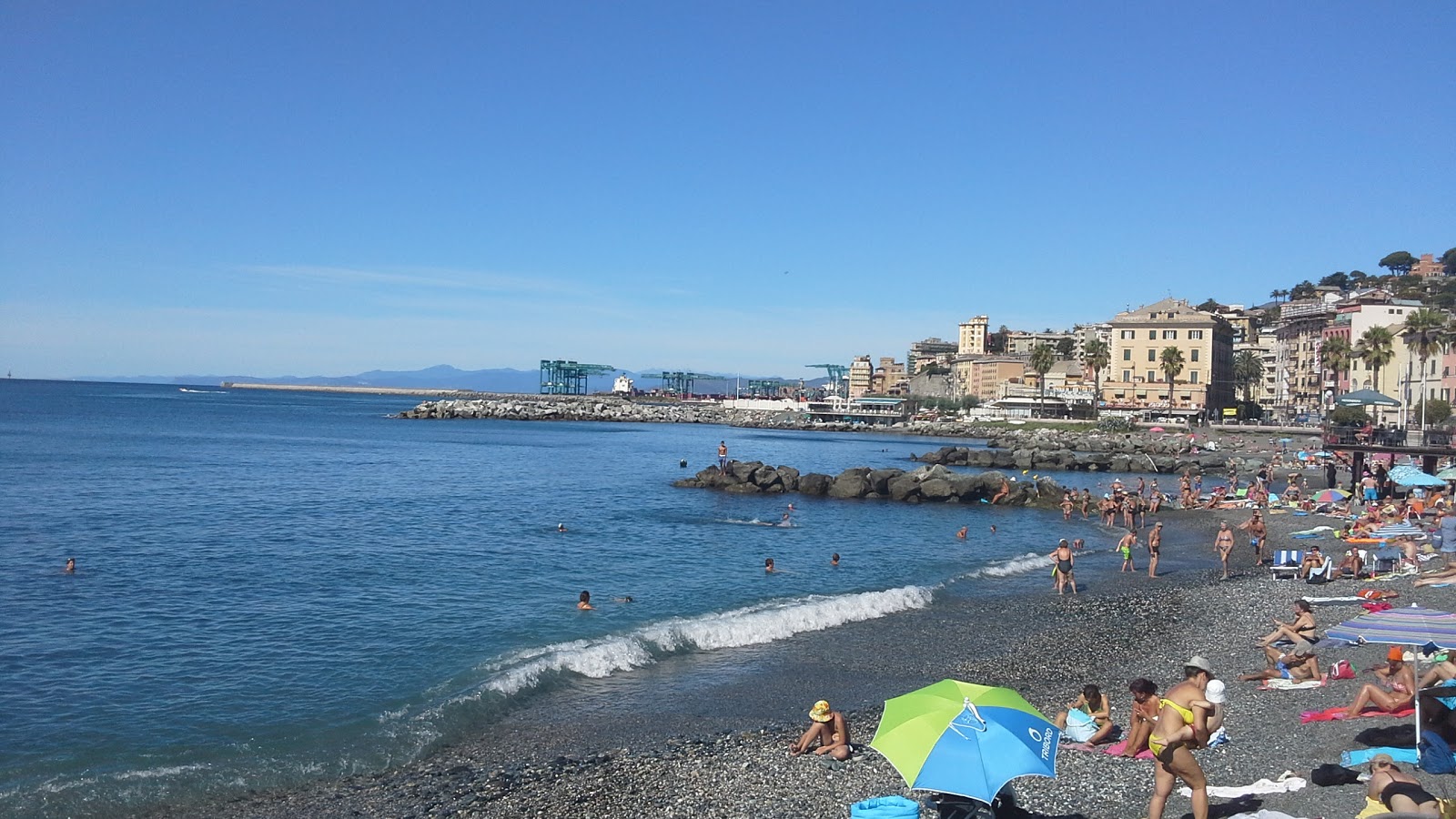 Foto av Genova last beach med blått vatten yta