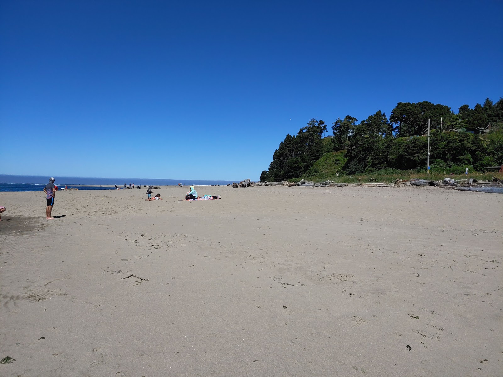 Lincoln City Beach的照片 带有蓝色的水表面
