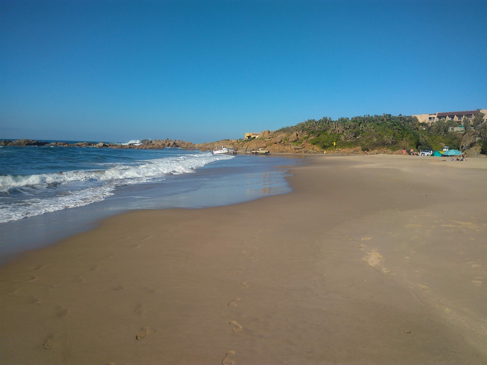 Photo of Glenmore beach with bright sand surface