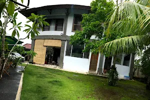 RedDoorz Hostel near Garuda Wisnu Kencana 2 image