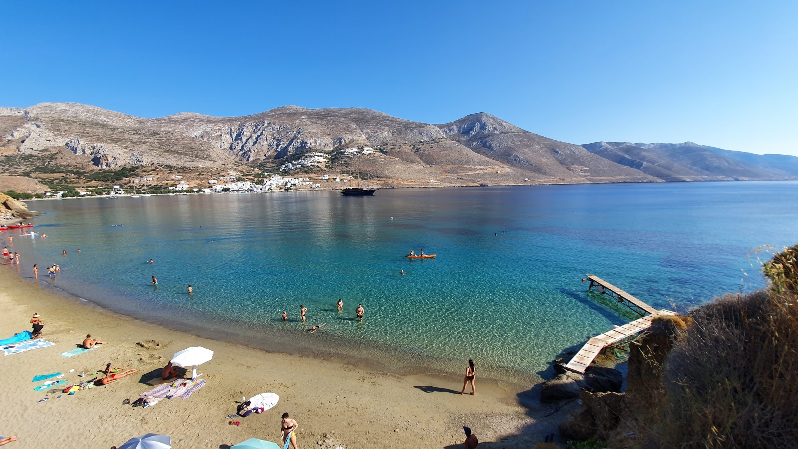 Levrossos Plajı'in fotoğrafı parlak kum yüzey ile