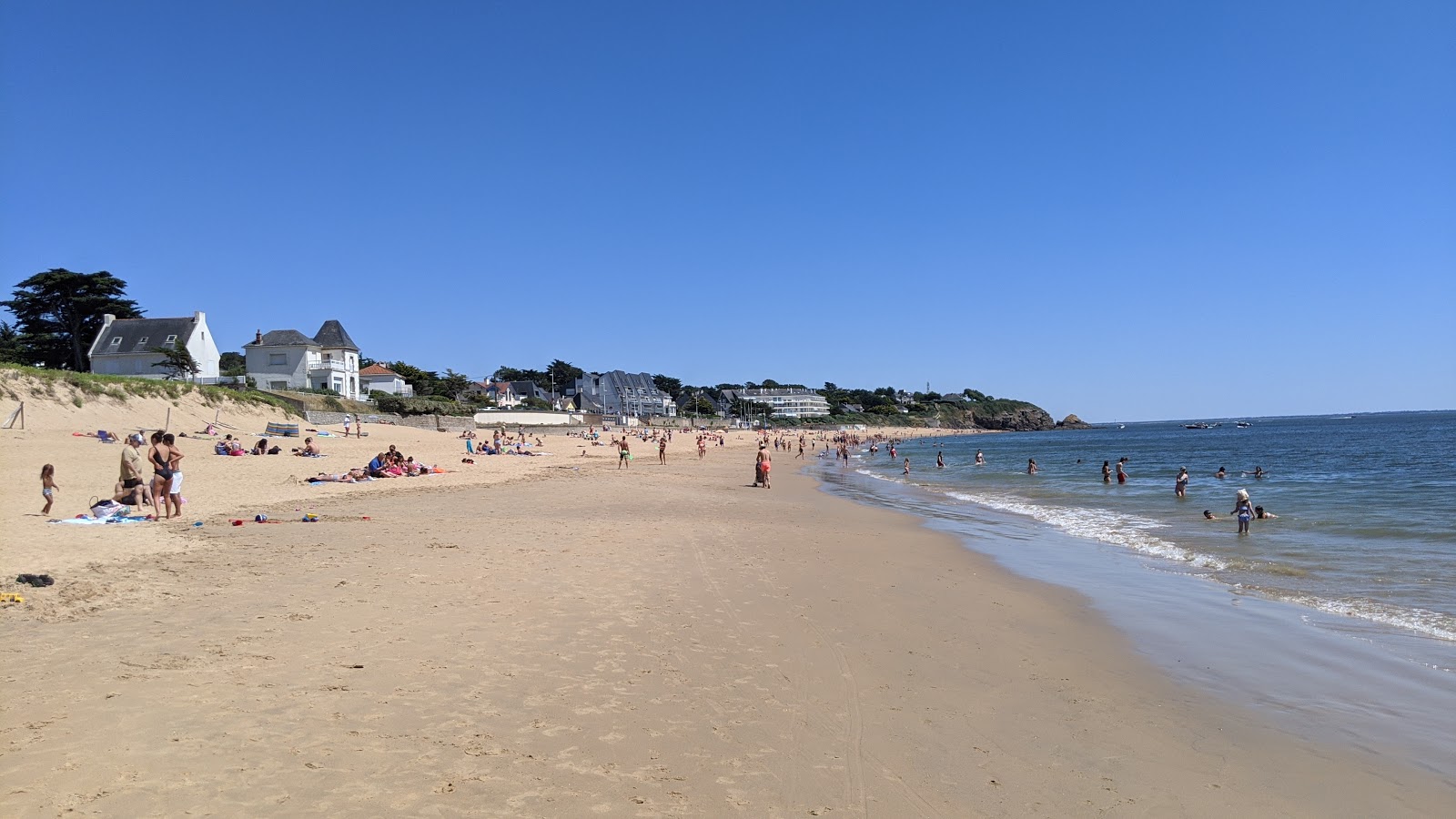 Φωτογραφία του Sainte-Marguerite beach με άσπρη άμμος επιφάνεια