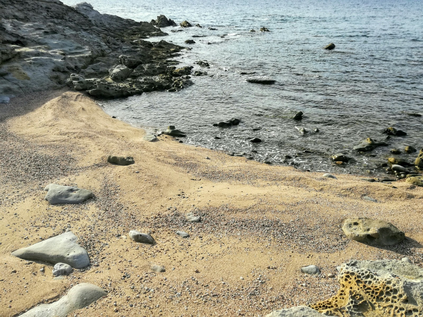 Small Beach north of Cala del Turco'in fotoğrafı dağlarla çevrili