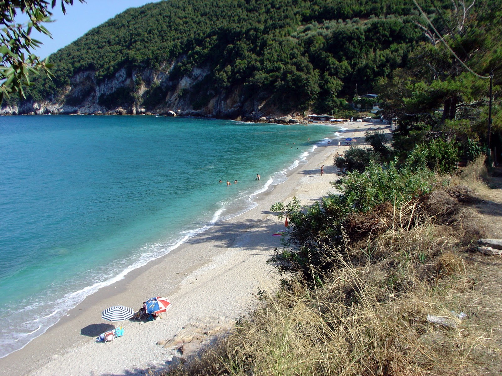 Foto av Kamari beach med turkos rent vatten yta
