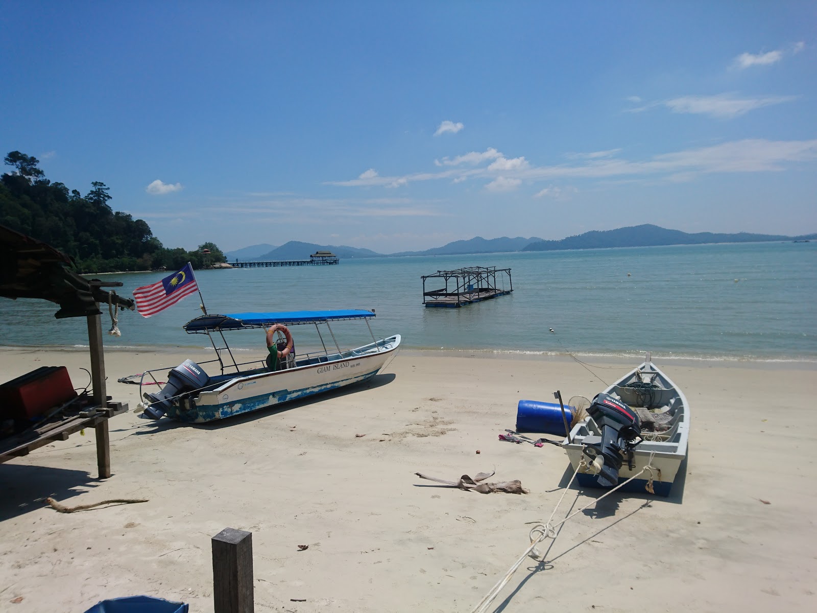 Foto von Teluk Dalam Beach umgeben von Bergen