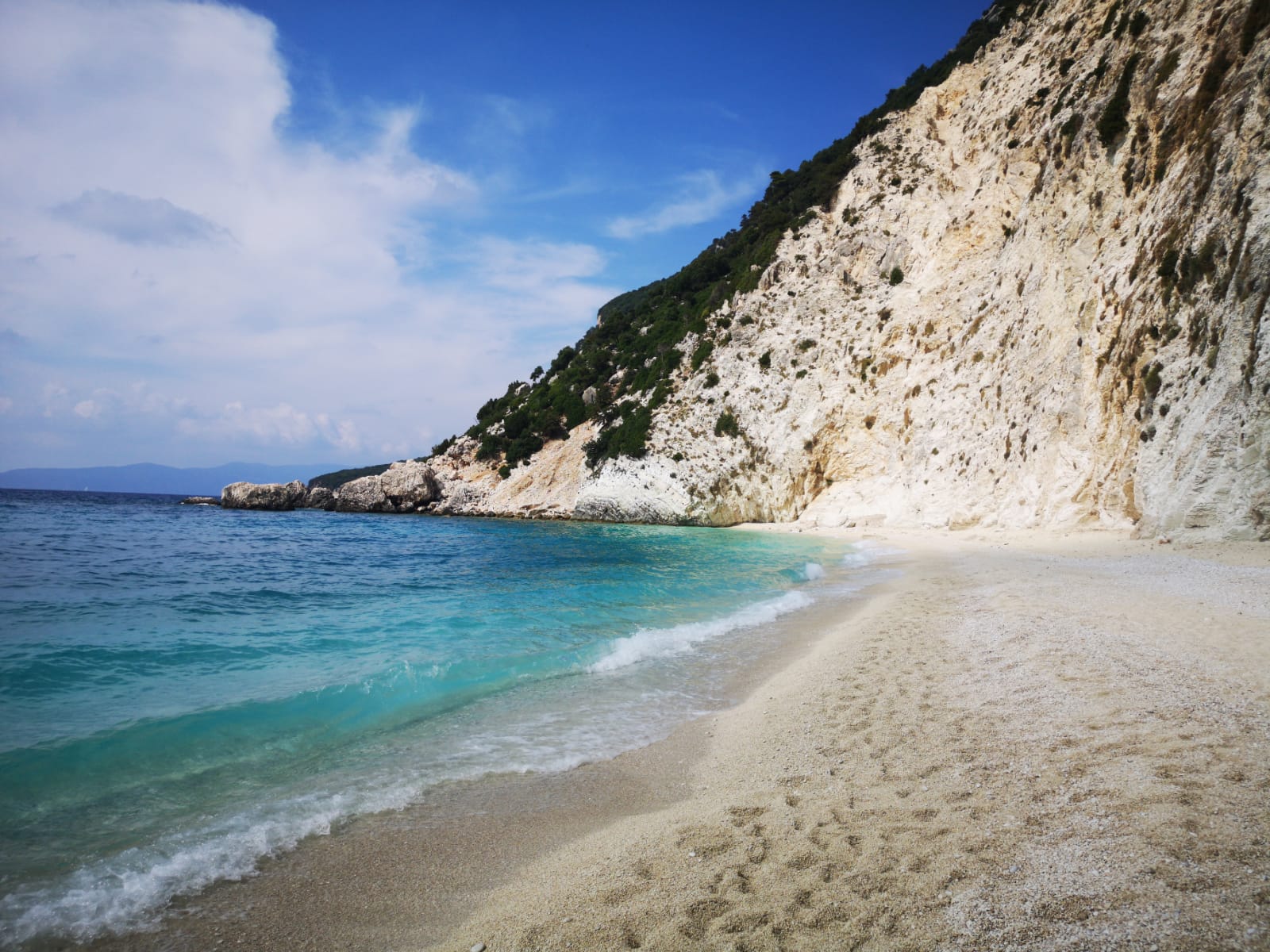 Foto di Spiaggia di Afales con una superficie del piccoli ciottoli beige