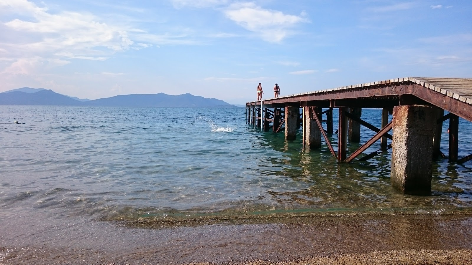 Neos Pirgos beach'in fotoğrafı ve yerleşim