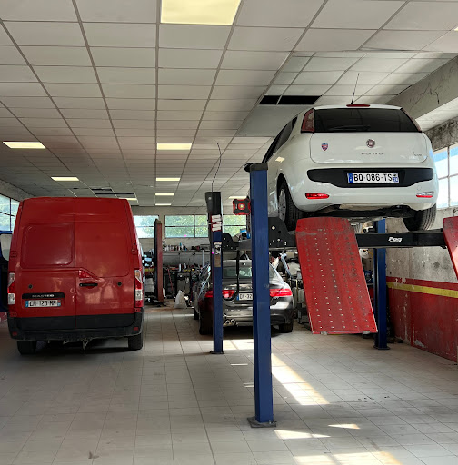 Photo 1 - PIERREVERT AUTO GARAGE NERGUTI