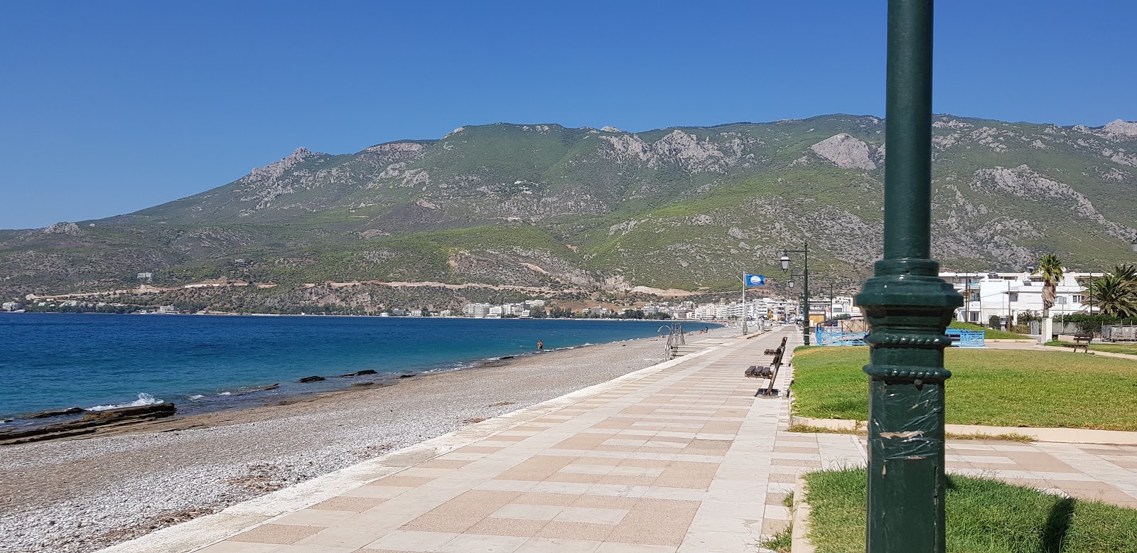 Foto von Loutraki main beach - empfohlen für Familienreisende mit Kindern
