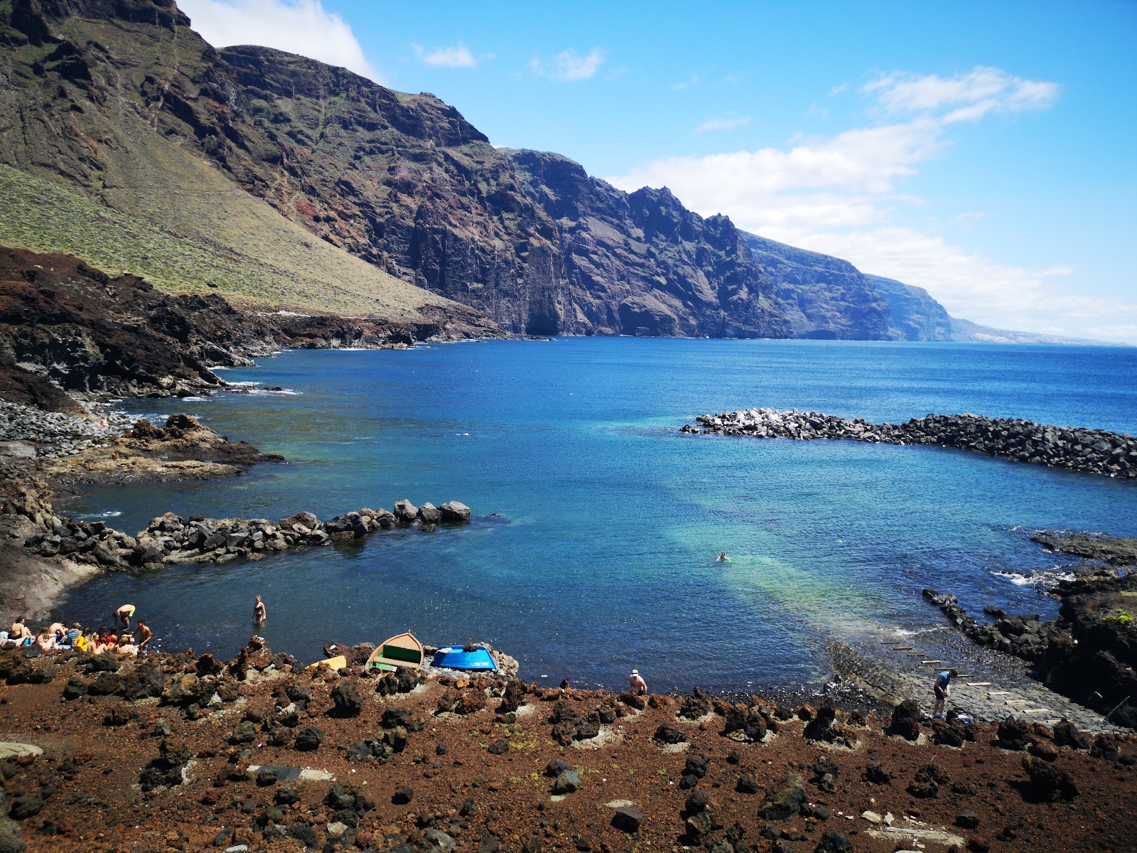 Foto von Playa Punta De Teno mit grauer sand & kiesel Oberfläche