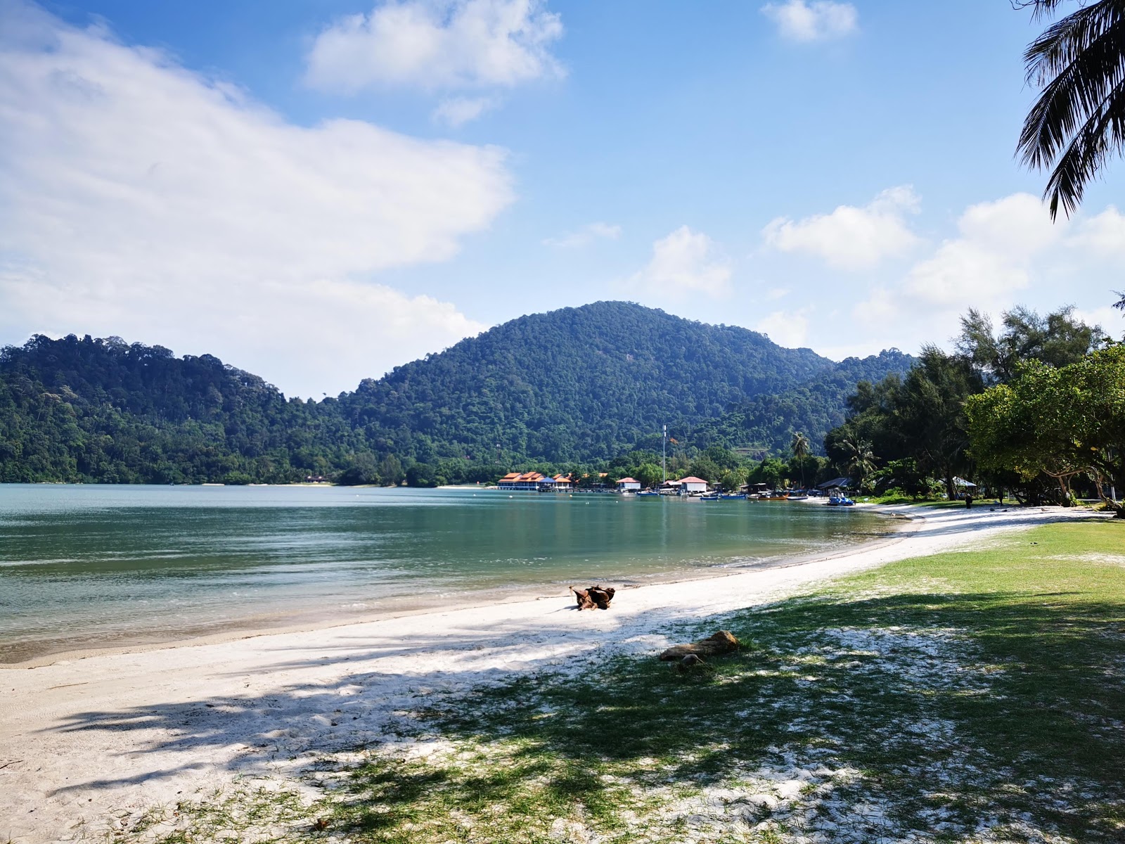 Teluk Dalam Beach'in fotoğrafı biraz temiz temizlik seviyesi ile