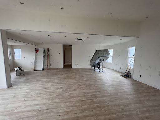 Floor & More image