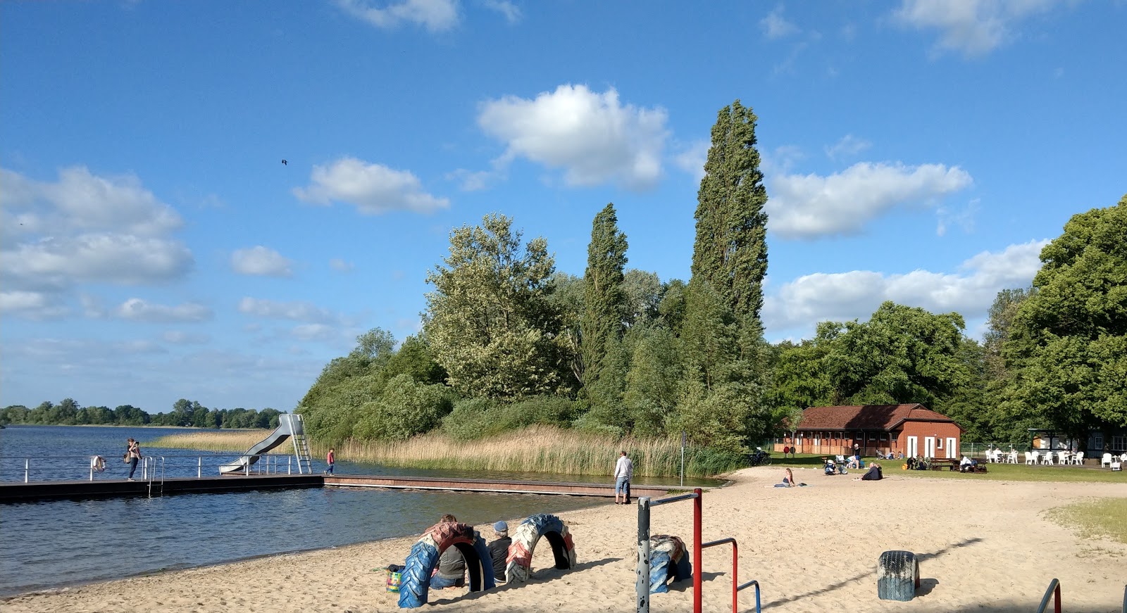 Foto av Schwimmbad am Schaalsee med beige sand yta