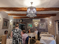 Atmosphère du Restaurant et Hôtel la Farigoule à Sainte-Cécile-les-Vignes - n°2