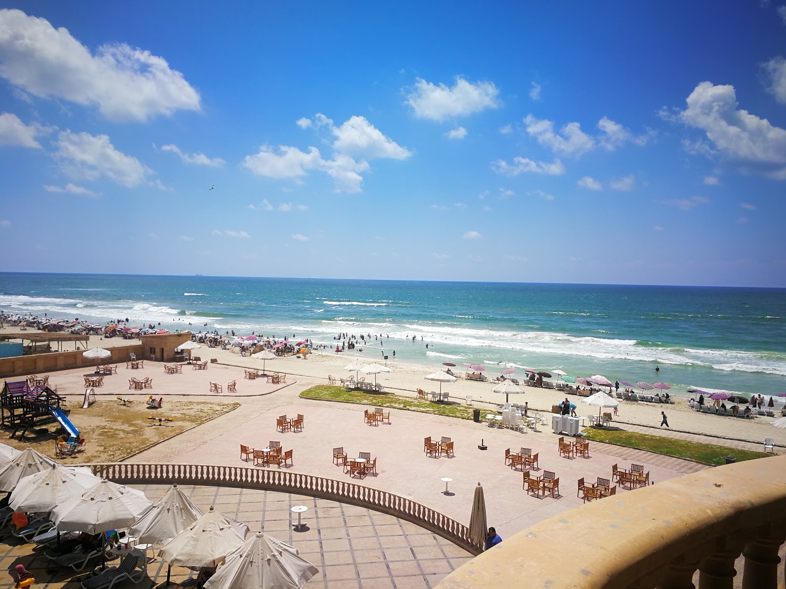 Foto von Al-Ajami Beach mit feiner weißer sand Oberfläche
