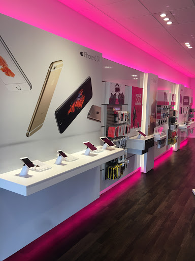 Cell Phone Store «T-Mobile», reviews and photos, 2402 James L Redman Pkwy, Plant City, FL 33566, USA