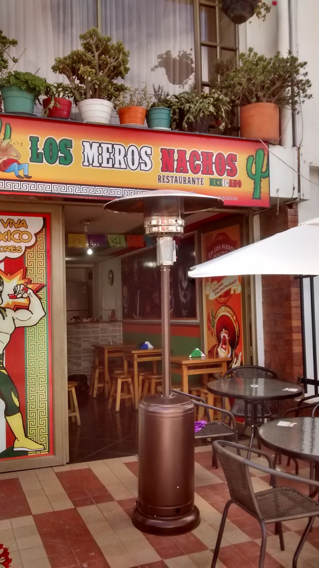 Los Meros Nachos comida mexicana.