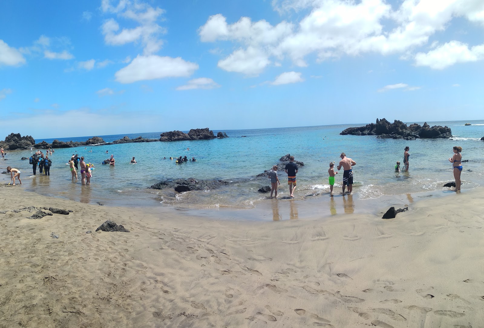 Photo de Plage de Playa Chica zone des équipements