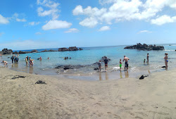 Photo de Plage de Playa Chica zone des équipements