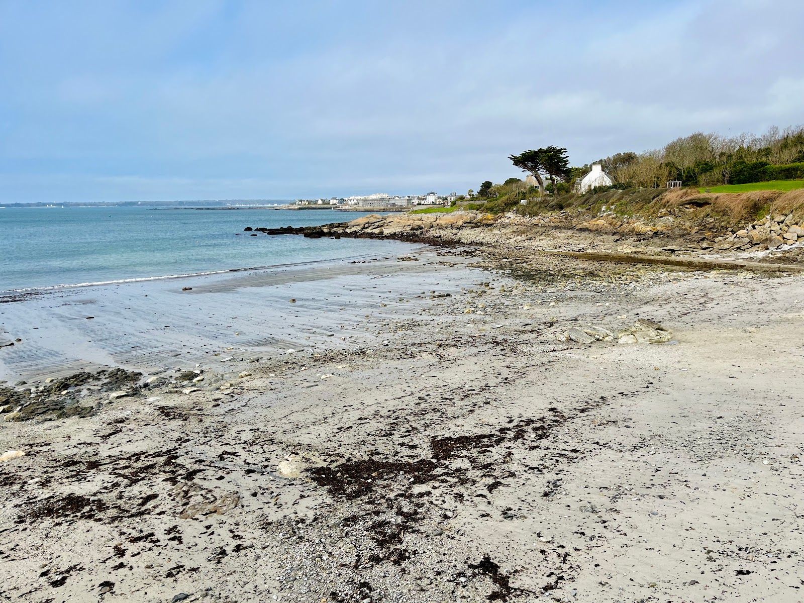 Foto di Plage du Porzou con una superficie del sabbia grigia