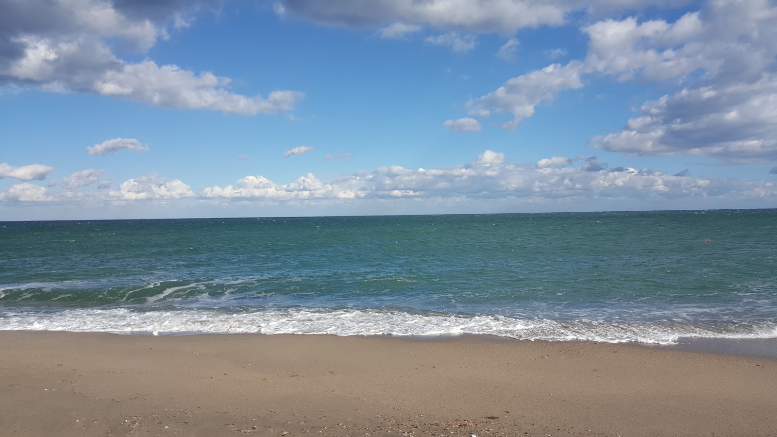 Φωτογραφία του Παραλία Πινς με μακρά ευθεία ακτή