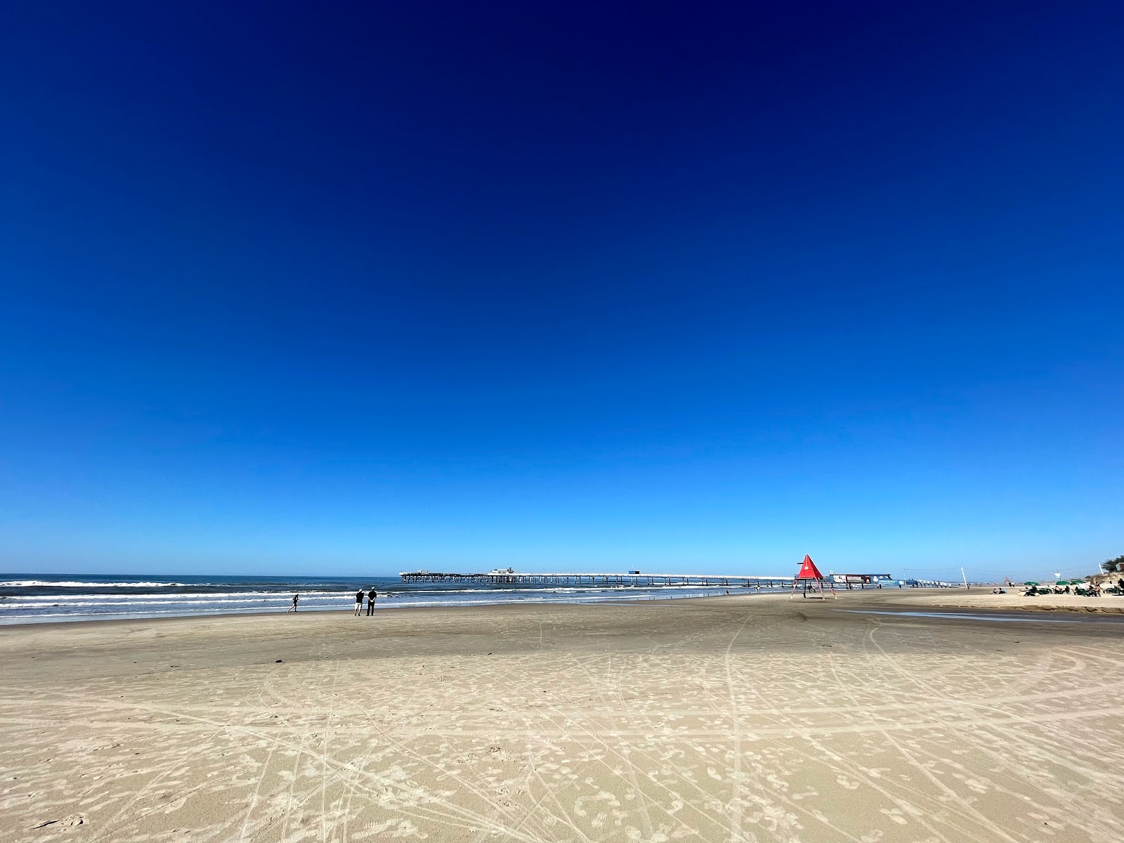 Fotografie cu Praia de Atlantida cu o suprafață de nisip fin strălucitor