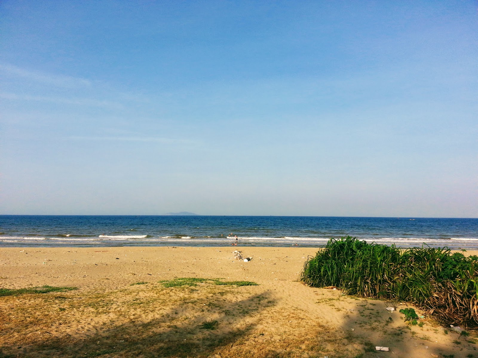 Valokuva Xuan Hoi Beachista. pinnalla kirkas hiekka:n kanssa
