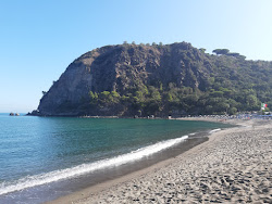 San Montano Plajı'in fotoğrafı dağlarla çevrili