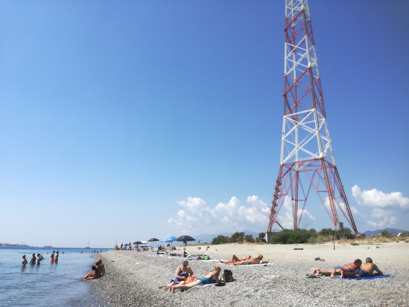 Capo Peloro beach'in fotoğrafı geniş plaj ile birlikte
