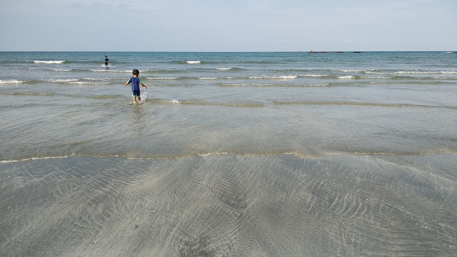 Foto av Tanjung Balau Beach med turkos rent vatten yta