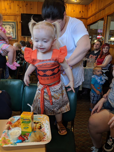 Pizza Restaurant «Round Table Pizza», reviews and photos, 821 11th St, Lakeport, CA 95453, USA