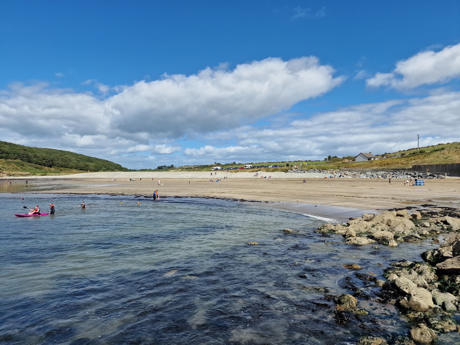 Foto von Kilmurrin Beach mit beiger sand & kies Oberfläche