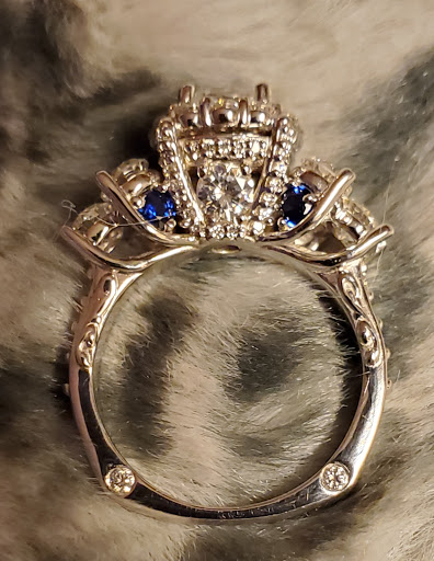 Jewelry Store «Rogers & Hollands Jewelers», reviews and photos, 1352 Mall Loop Dr, Joliet, IL 60431, USA