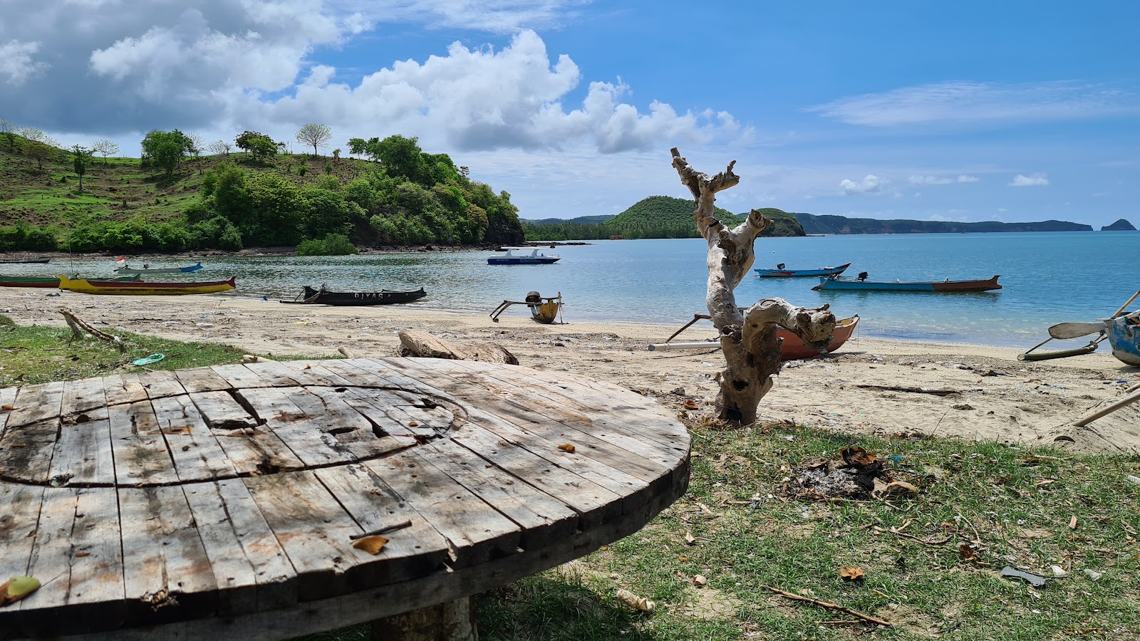 Photo de Batu Berang Beach protégé par des falaises