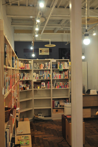 Book-R 魚町（ブックアール ウオマチ）La cupola 店内の本棚