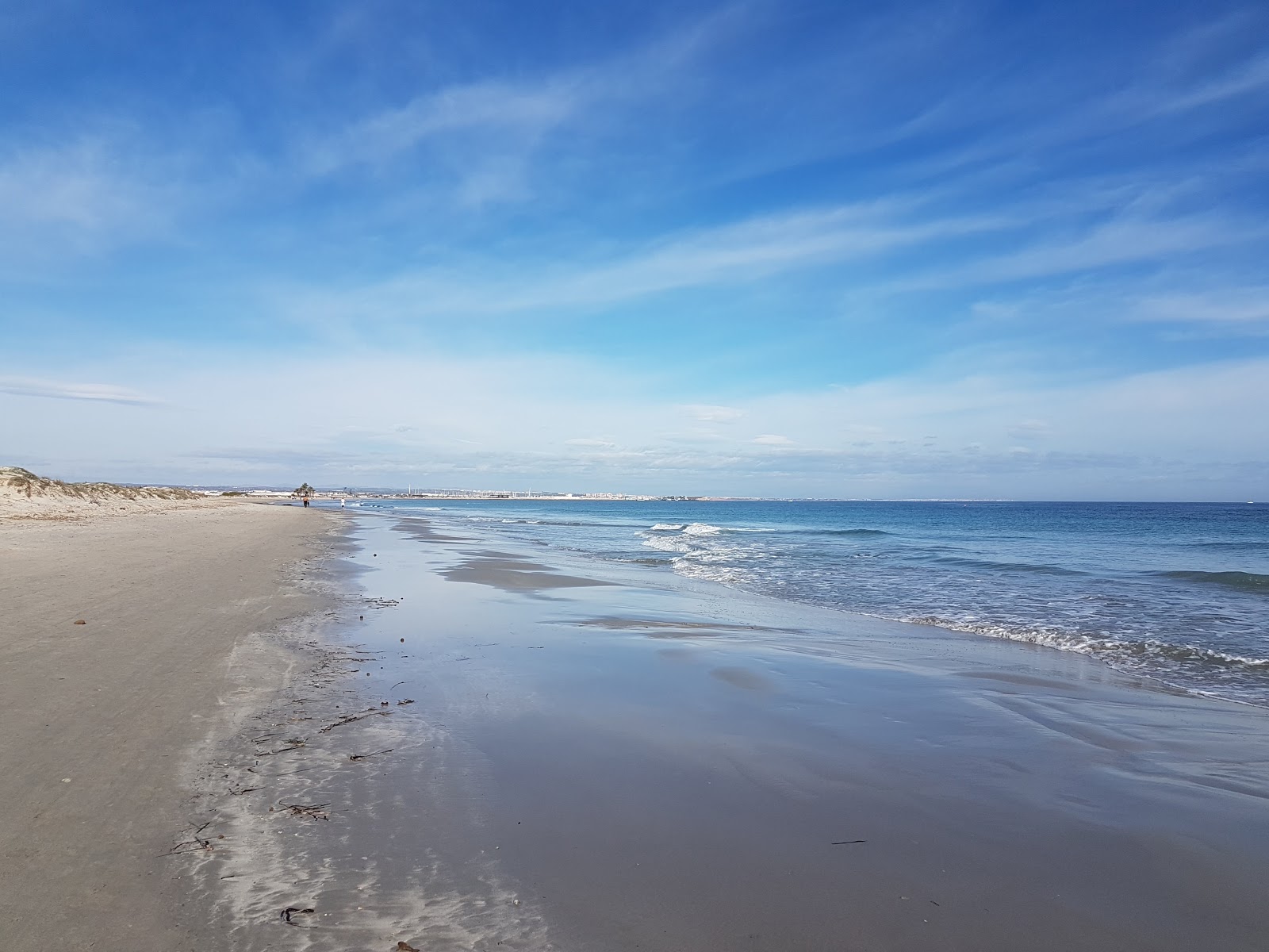 Foto von Playa de la Llana mit beiger sand Oberfläche