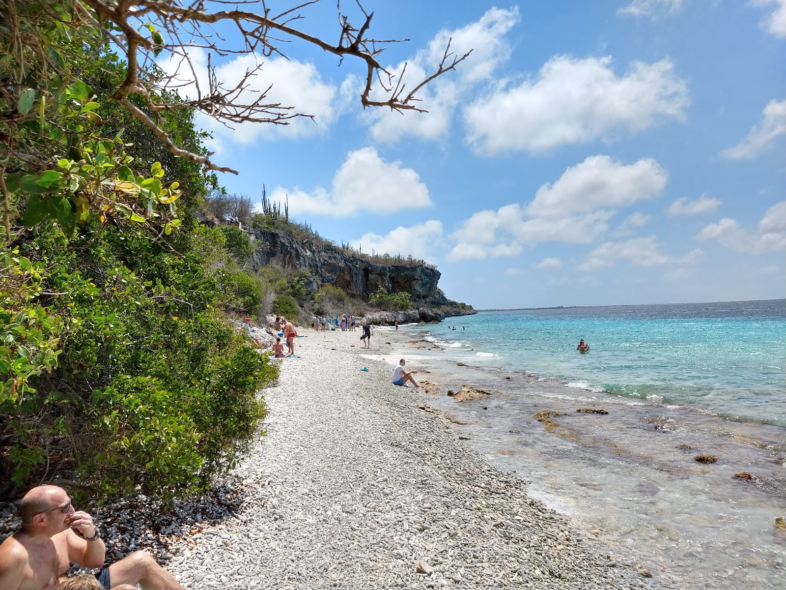 1000 Steps Beach'in fotoğrafı dağlarla çevrili