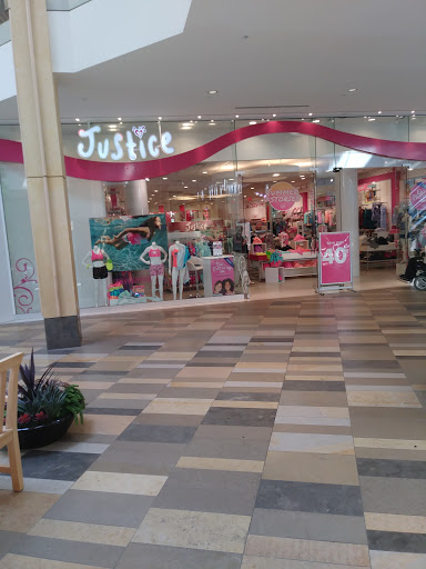 Shopping Mall «Beachwood Place», reviews and photos, 26300 Cedar Rd, Beachwood, OH 44122, USA