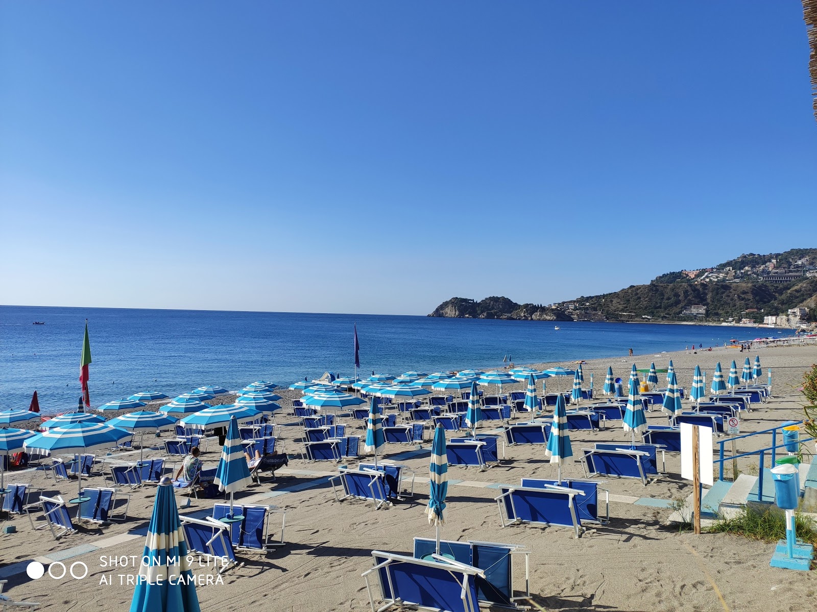 Foto van Spiaggia di Mazzeo ondersteund door kliffen