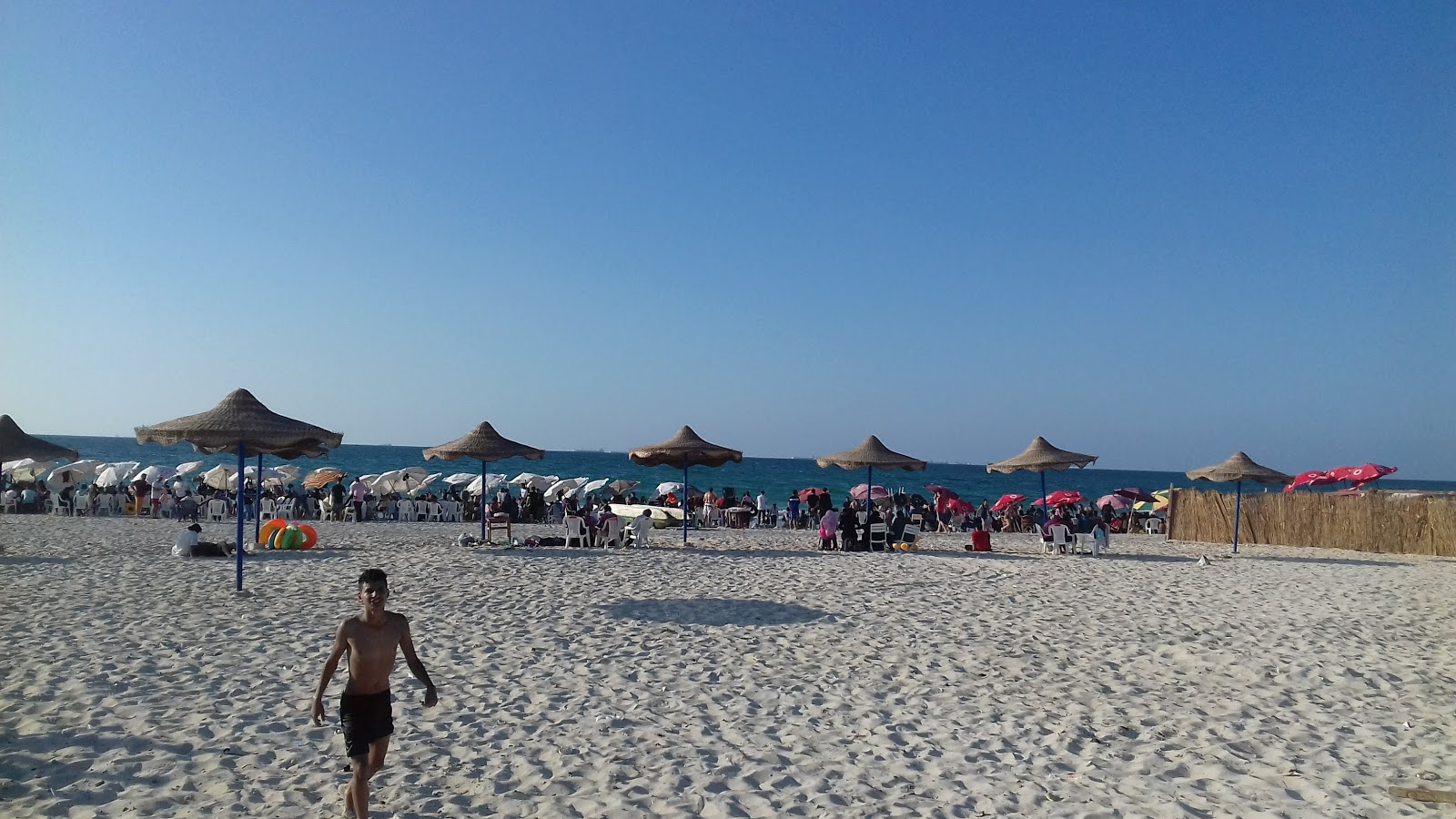 Foto av El Nakheel Free Beach med turkos rent vatten yta