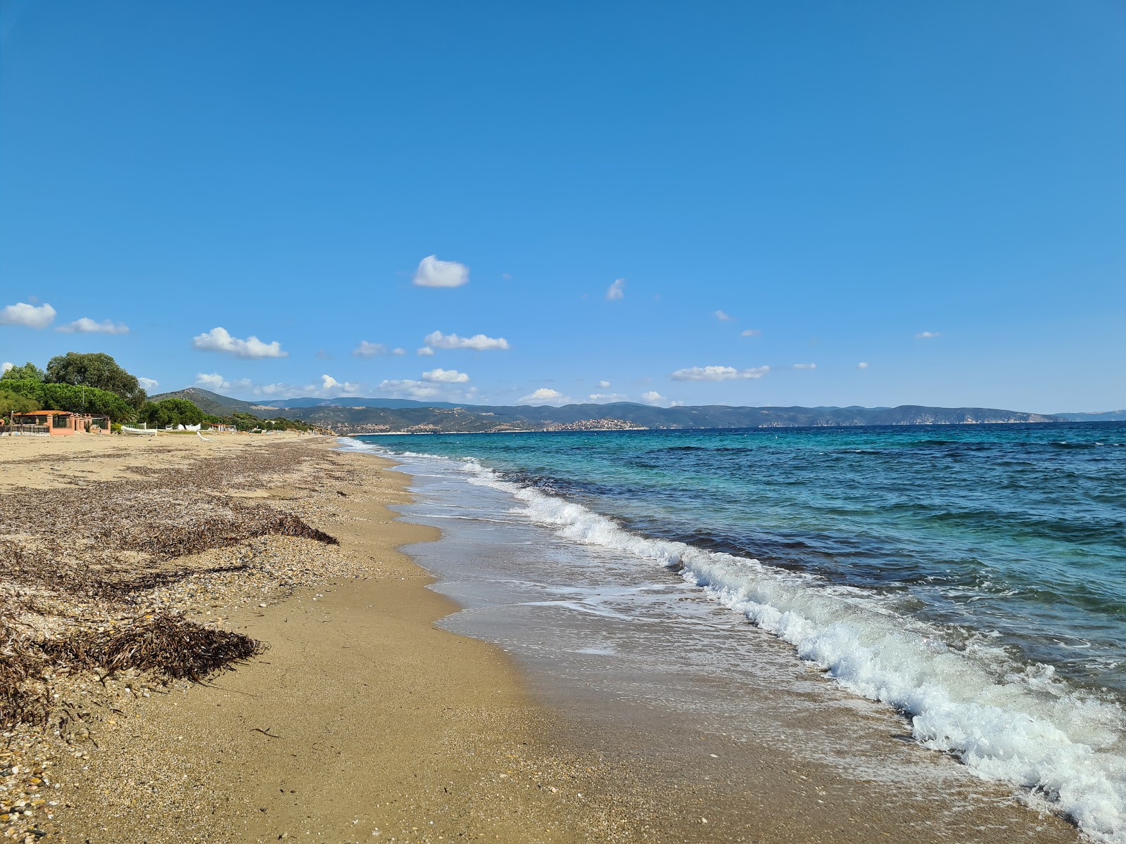 Foto di Salonikiou beach con una superficie del acqua cristallina
