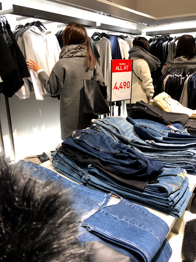 Fur coats stores Tokyo