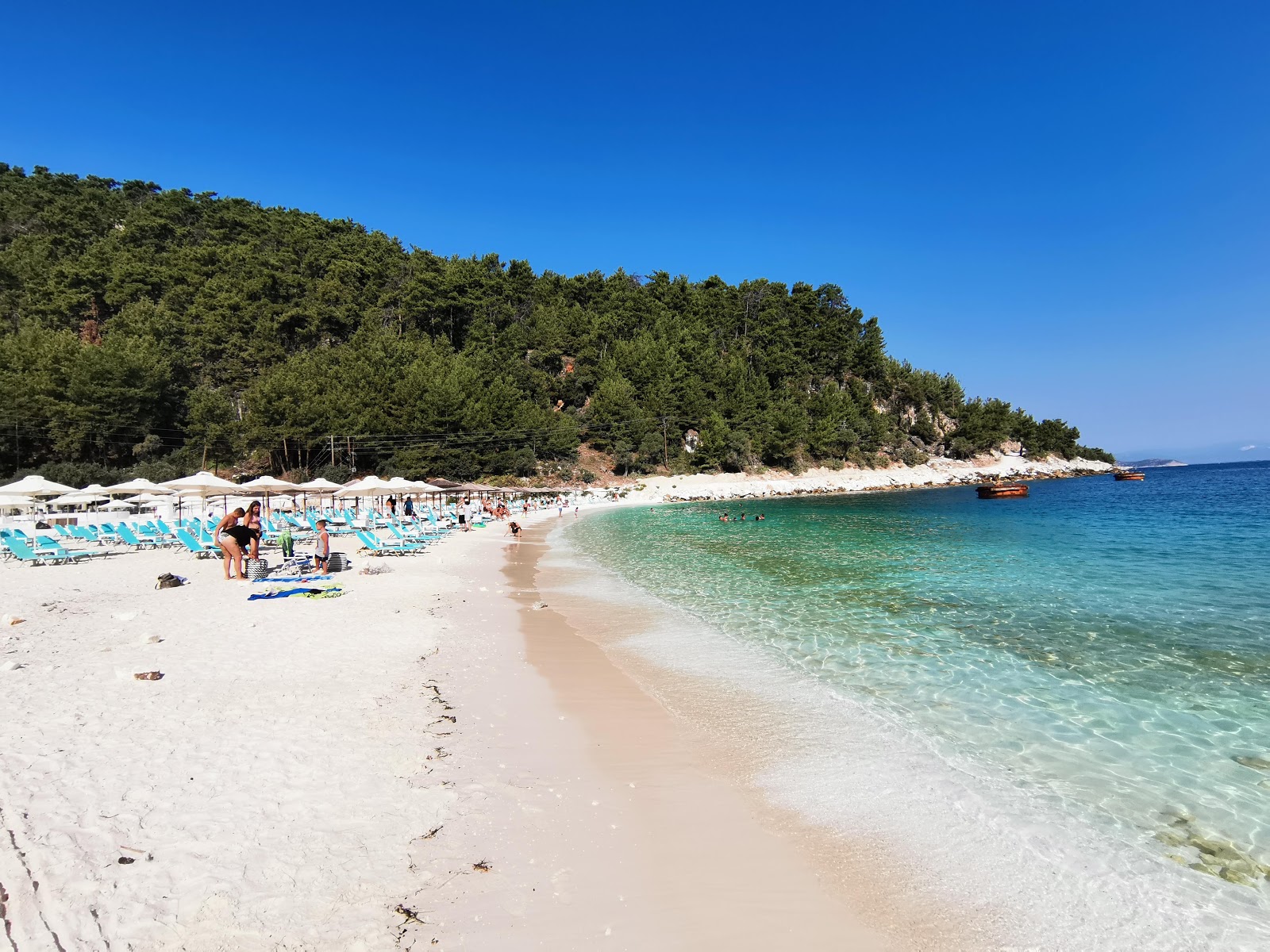 Foto af Stranden Porto Vathy med hvidt fint sand overflade