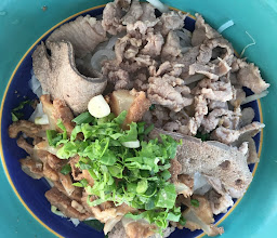 ก๋วยเตี๋ยวหมูตุ๋นริมรั้ว photo