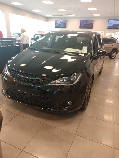 Car Dealer «Joey Accardi Chrysler, Dodge, Jeep, Ram», reviews and photos, 909 S Federal Hwy, Pompano Beach, FL 33062, USA