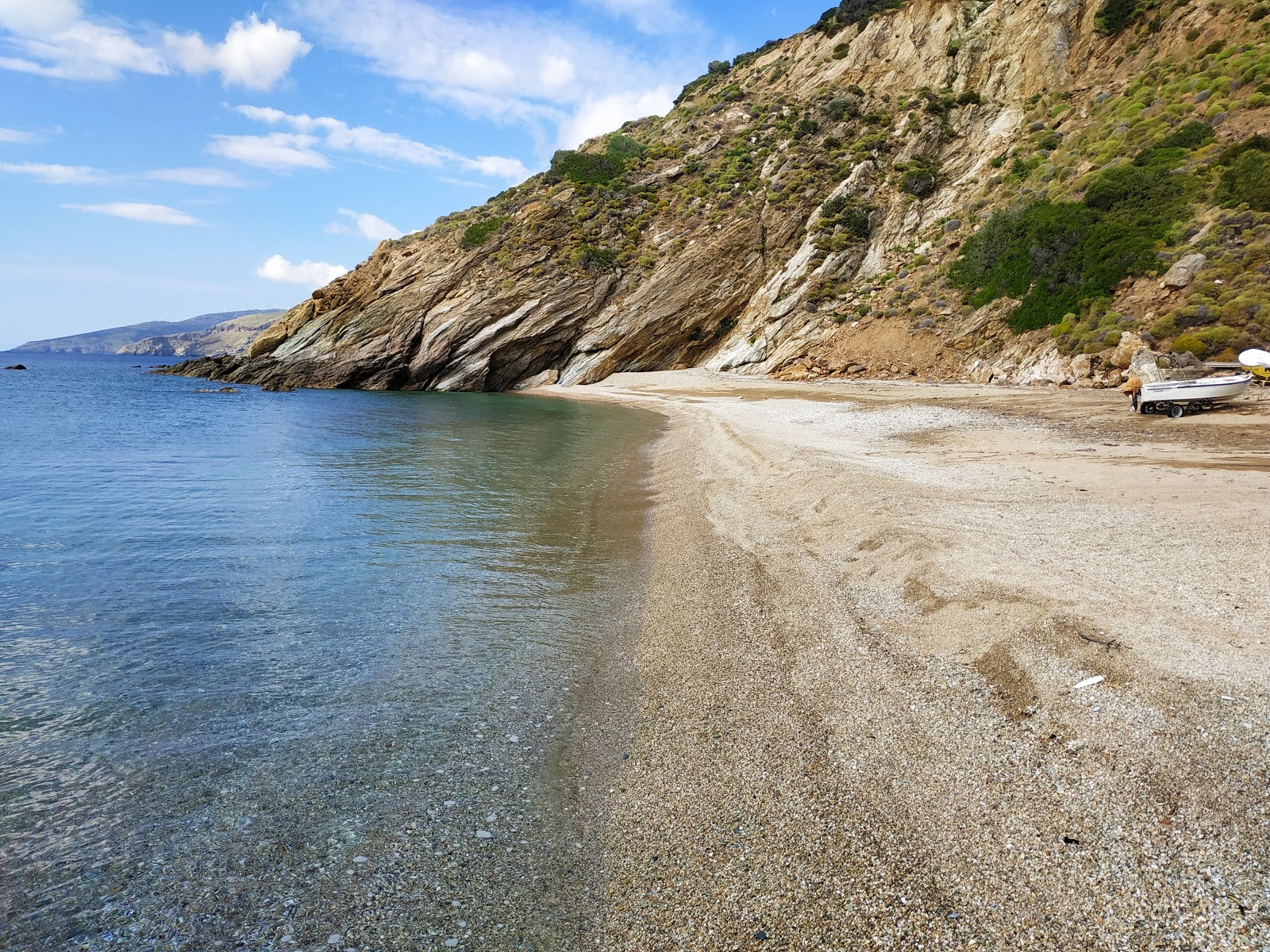 Fotografie cu Amygdalias beach cu o suprafață de pietricel fin întunecat