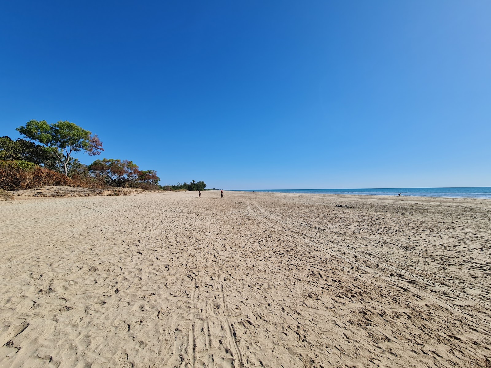 Foto de Casuarina Beach com areia brilhante superfície